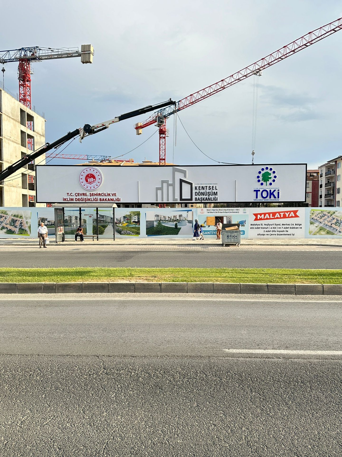 TOKİ Malatya Kentsel Dönüşüm projesinde vinçli inşaat alanı reklam panosu